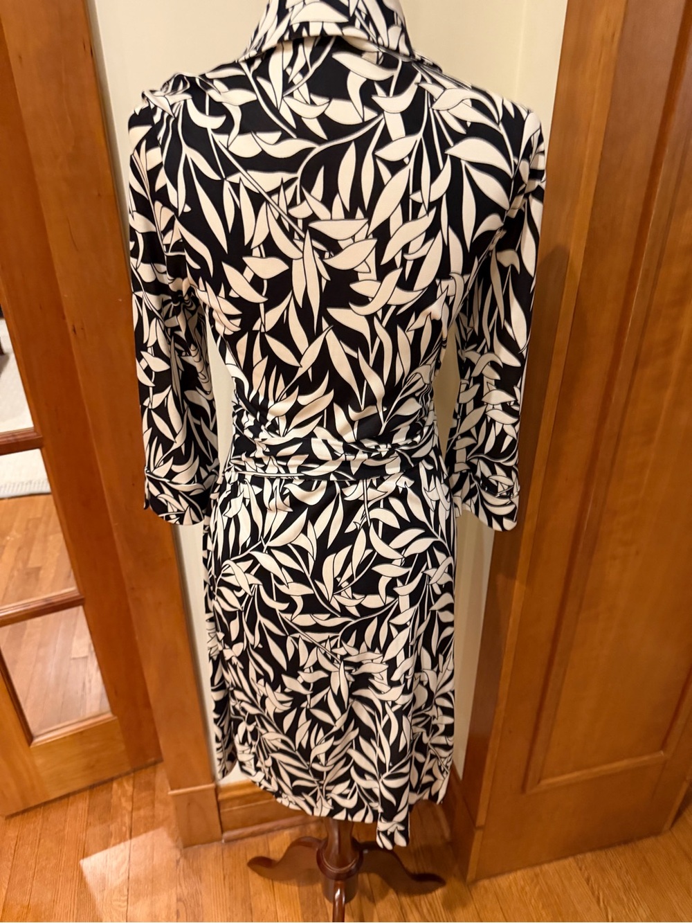 Diane Von Furstenberg Black and Cream Leaf-Print Silk Midi Wrap Dress - Picture 5 of 14